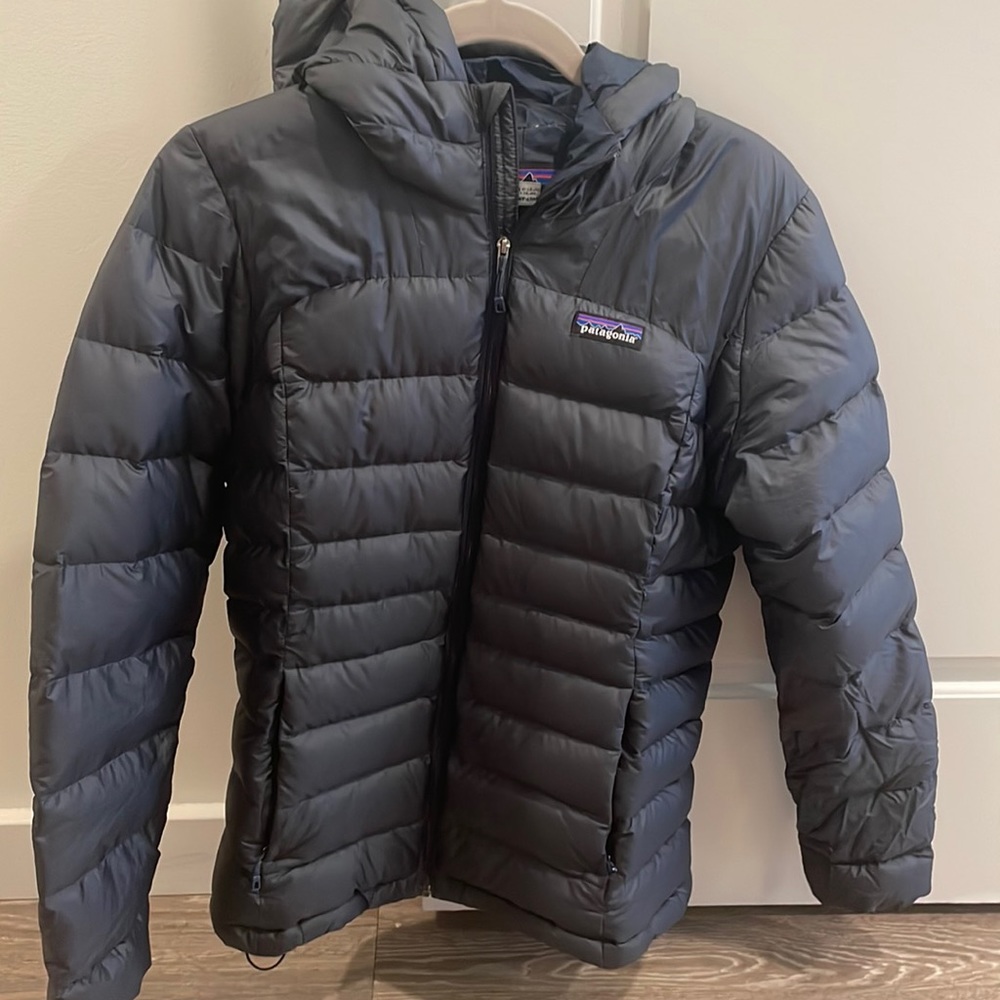 Patagonia Women’s down sweater hoodie navy
